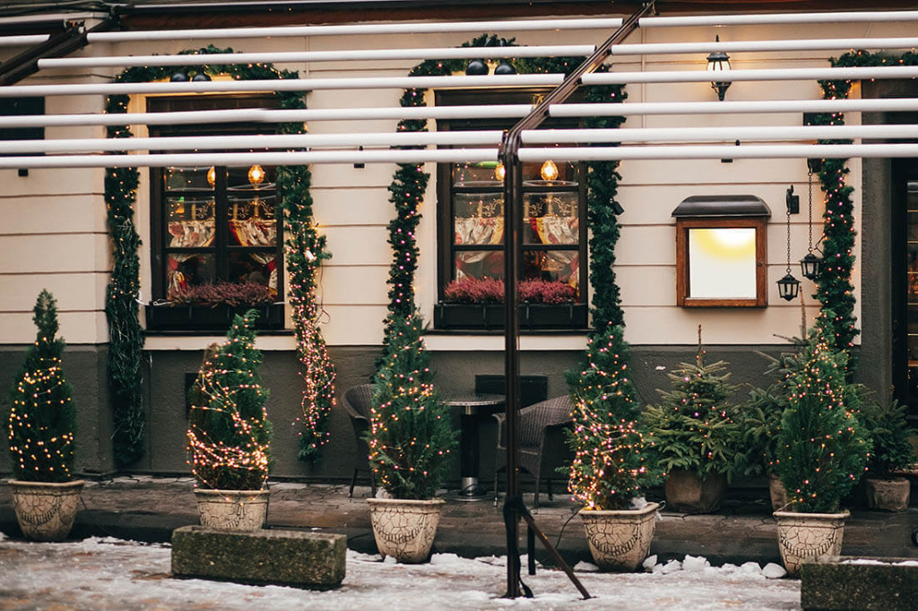 Новогоднее оформление входа в ресторан